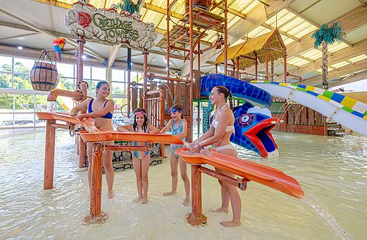 Hallenbad, Wasserspiele und Rutschen auf dem Campingplatz VAGUES OCEANES Moulin de Cadillac.