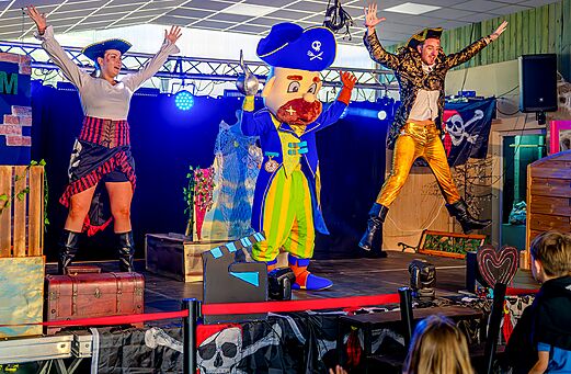 Animationsshow mit Piraten und Maskottchen auf dem Campingplatz VAGUES OCEANES Moulin de Cadillac (56).