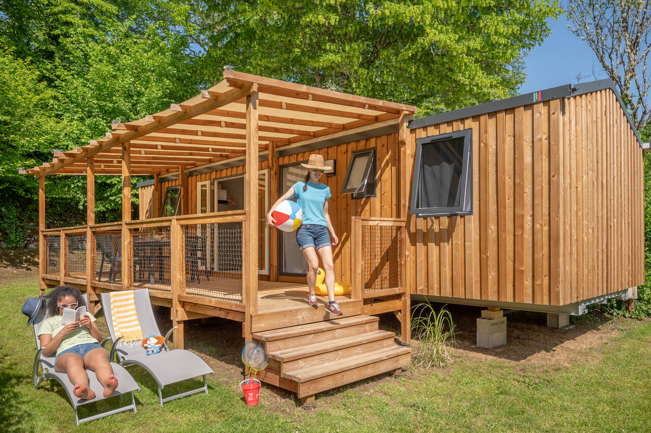 Wooden mobile home, terrace, greenery, camping CLICOCHIC Moulin du Roch in Saint Andre D'Allas (24).