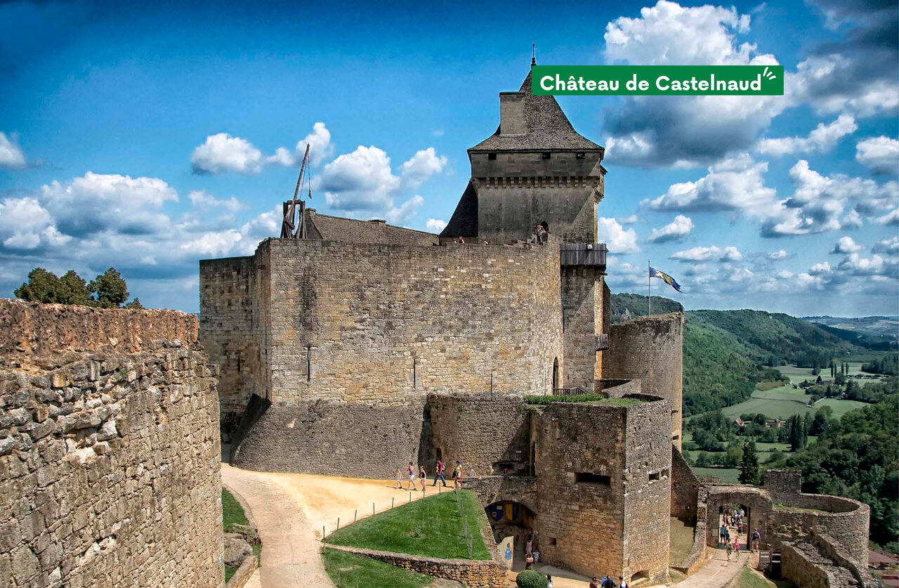 Castelnaud Castle, medieval fortress to visit near the campsite in Dordogne.