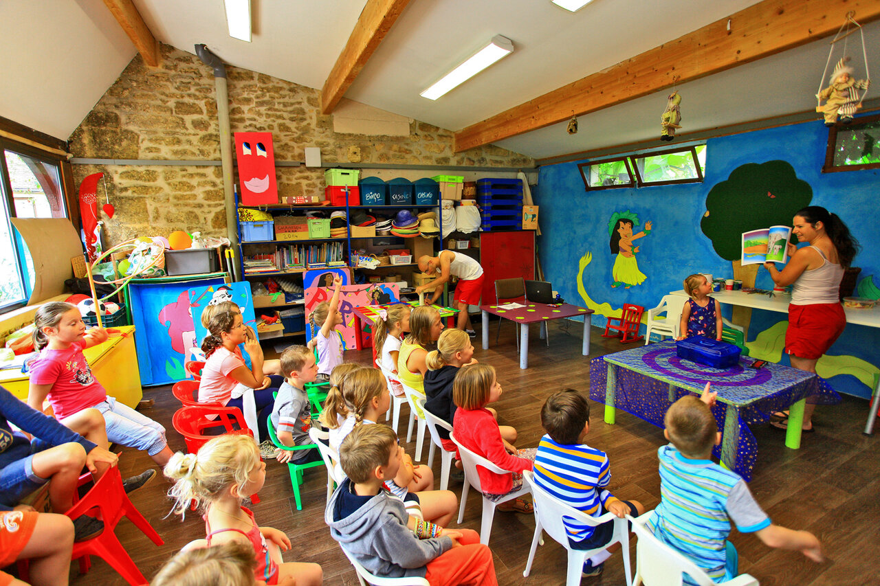 Children's animation, storytelling at CLICOCHIC Moulin du Roch campsite in Saint Andre D'Allas.