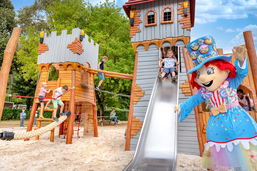 Burgspielplatz, Rutsche und Maskottchen auf dem Campingplatz CLICOCHIC Moulin du Roch in Saint Andre D'Allas (24).