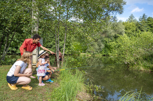 Familie angelt im Teich auf dem Campingplatz CLICOCHIC Moulin du Roch in Saint Andre D'Allas.