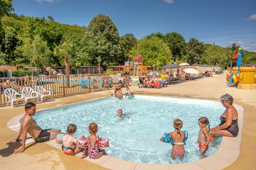 Außenpool und Wasserspiele auf dem Campingplatz CLICOCHIC Moulin du Roch in Saint Andre D'Allas.