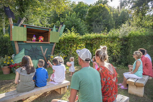 Open-Air-Puppentheater auf dem Campingplatz CLICOCHIC Moulin du Roch in Saint Andre D'Allas.