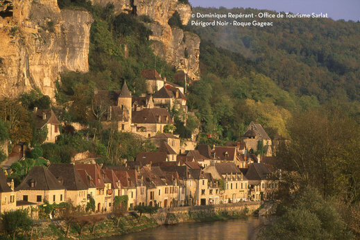 Höhlendorf La Roque-Gageac in der Dordogne, eine bedeutende Touristenattraktion.