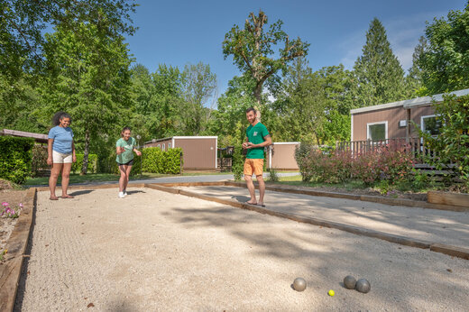 Pétanque auf dem Campingplatz CLICOCHIC Moulin du Roch in Saint Andre D'Allas (24).