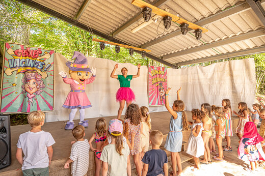 Kinderanimation mit Maskottchen auf Campingplatz CLICOCHIC Moulin du Roch in Saint Andre D'Allas (24).