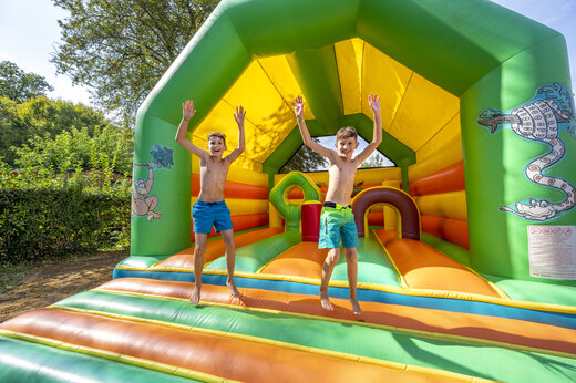 Hüpfburg und fröhliche Kinder auf dem Campingplatz CLICOCHIC Moulin du Roch.