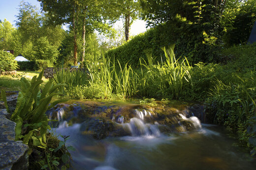 Natürlicher Bach, Wasserfall, Grün auf dem Campingplatz CLICOCHIC Moulin du Roch in Saint Andre D'Allas (24).