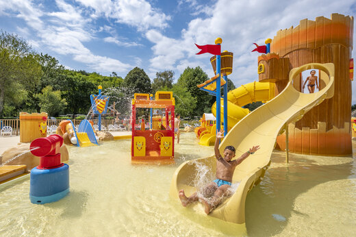 Wasserrutschen und Wasserspiele auf dem Campingplatz CLICOCHIC Moulin du Roch in Saint Andre D'Allas.