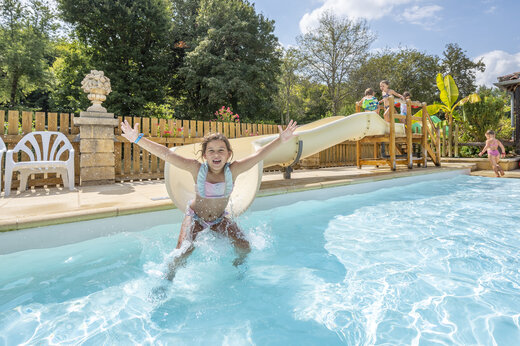 Wasserrutsche und Freibad auf dem Campingplatz CLICOCHIC Moulin du Roch in Saint Andre D'Allas (24).