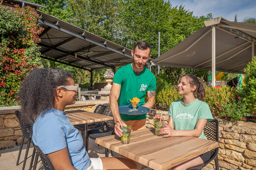 Außenbar, Getränke und Snacks auf dem Campingplatz CLICOCHIC Moulin du Roch in Saint Andre D'Allas (24).