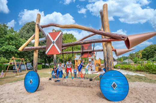 H�lzerner Spielplatz f�r Kinder auf dem Campingplatz CLICOCHIC Moulin du Roch in Saint Andre D'Allas.