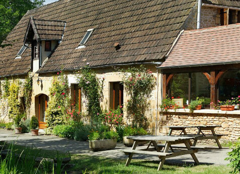 Restaurant und Picknicktische auf dem Campingplatz CLICOCHIC Moulin du Roch in Saint Andre D'Allas.