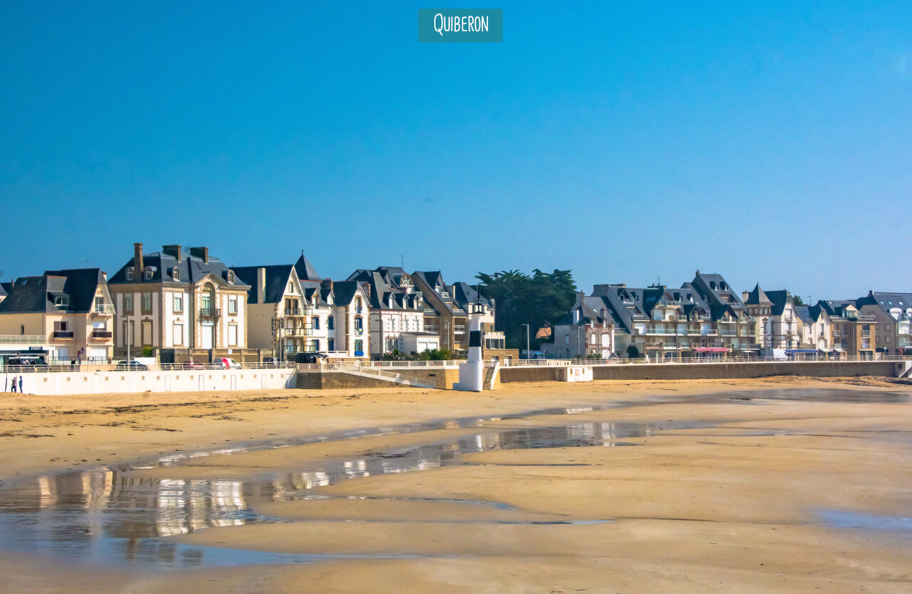 Fijn zandstrand en typische huizen van Quiberon, stad om te bezoeken.