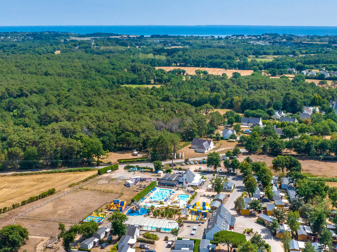 Luchtfoto van waterpark en stacaravans op camping VAGUES OCEANES Moustoir in Carnac (56).