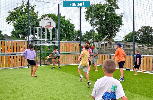 Terrain multisport avec enfants jouant au camping VAGUES OCEANES Moustoir à Carnac (56).