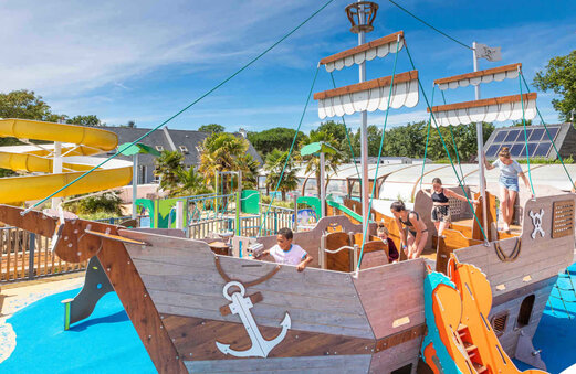 Bateau pirate, toboggans aquatiques au camping VAGUES OCEANES Moustoir à Carnac (56).