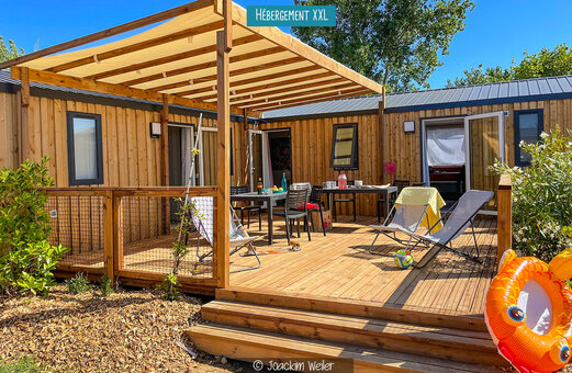 Grand Mobil-home avec terrasse ombragée et mobilier extérieur au camping VAGUES OCEANES Moustoir à Carnac (56).