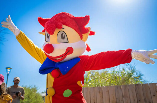 Mascotte joyeuse pour l'animation des enfants au camping VAGUES OCEANES Moustoir à Carnac.