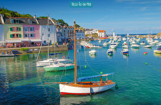 Port de Le Palais à Belle-Île-en-Mer, avec bateaux et maisons colorées.