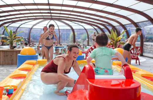 Piscine couverte, jeux d'eau pour enfants au camping VAGUES OCEANES Moustoir.