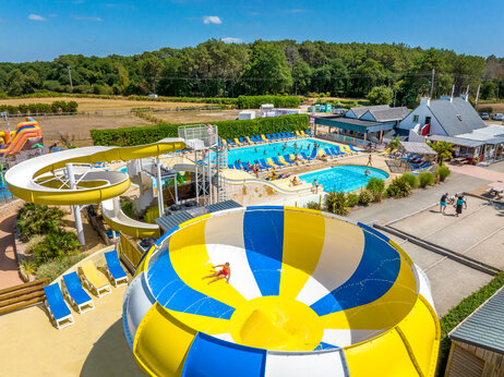 Toboggans aquatiques géants et piscines extérieures au camping VAGUES OCEANES Moustoir à Carnac (56).