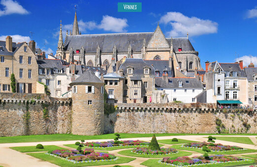 Remparts historiques, jardins � la fran�aise et cath�drale de Vannes, Morbihan, Bretagne.