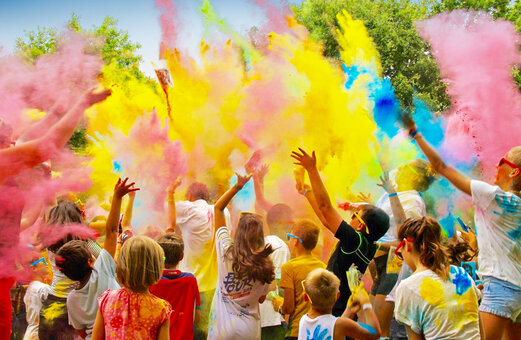 Animation colorée, participants lançant de la poudre au camping VAGUES OCEANES Moustoir.