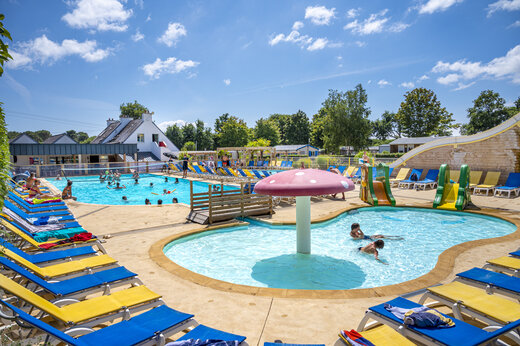 Piscine extérieure, pataugeoire et toboggans au camping VAGUES OCEANES Moustoir à Carnac.