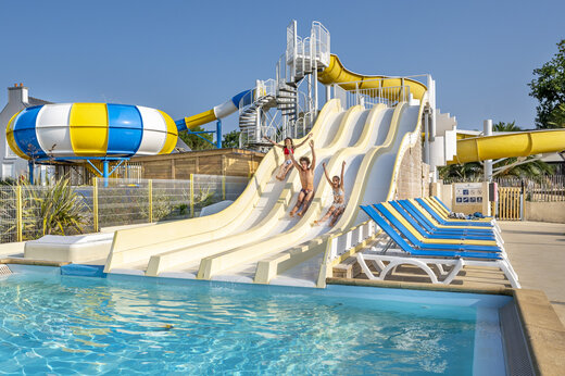 Toboggans aquatiques, piscine extérieure au camping VAGUES OCEANES Moustoir à Carnac (56).