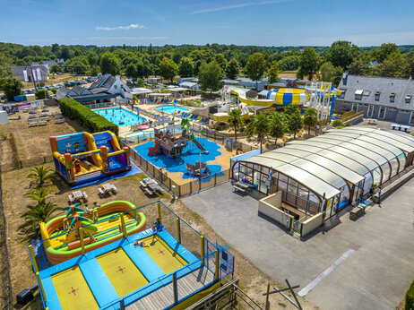 Piscine et aire de jeux au camping VAGUES OCEANES Moustoir � Carnac (56).