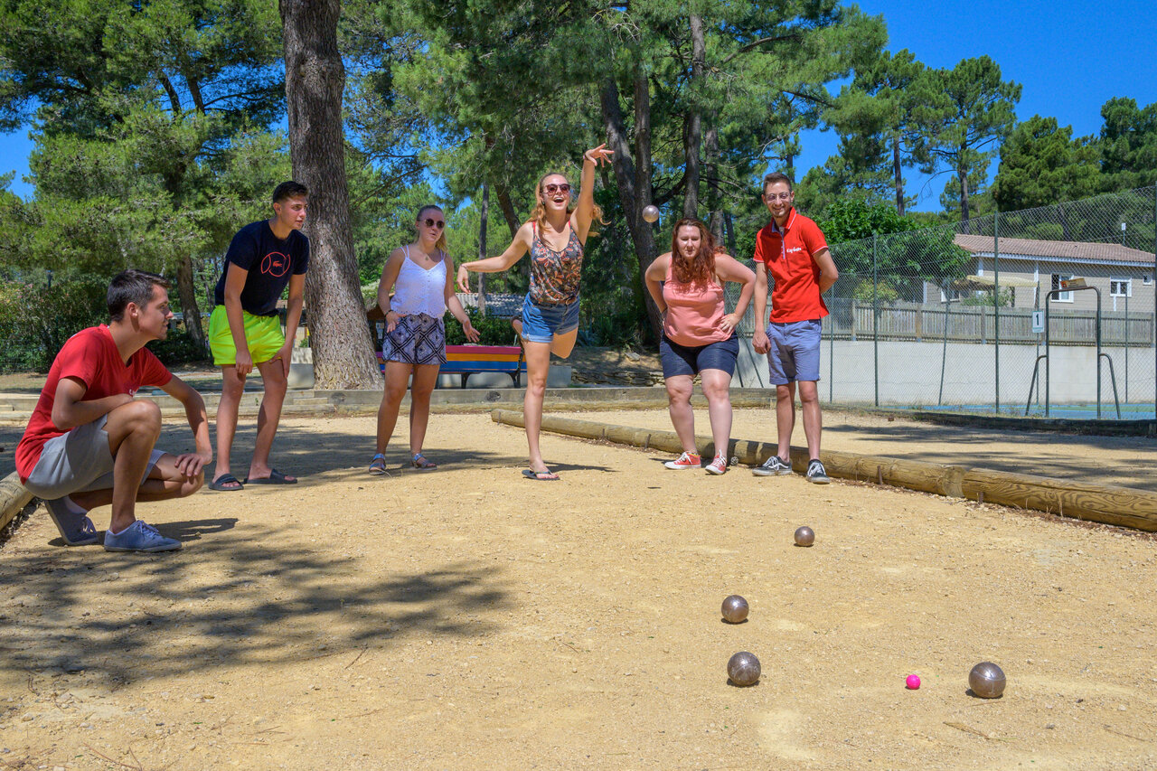 Friends playing p�tanque at CAPFUN La Nautique campsite in Narbonne (11).