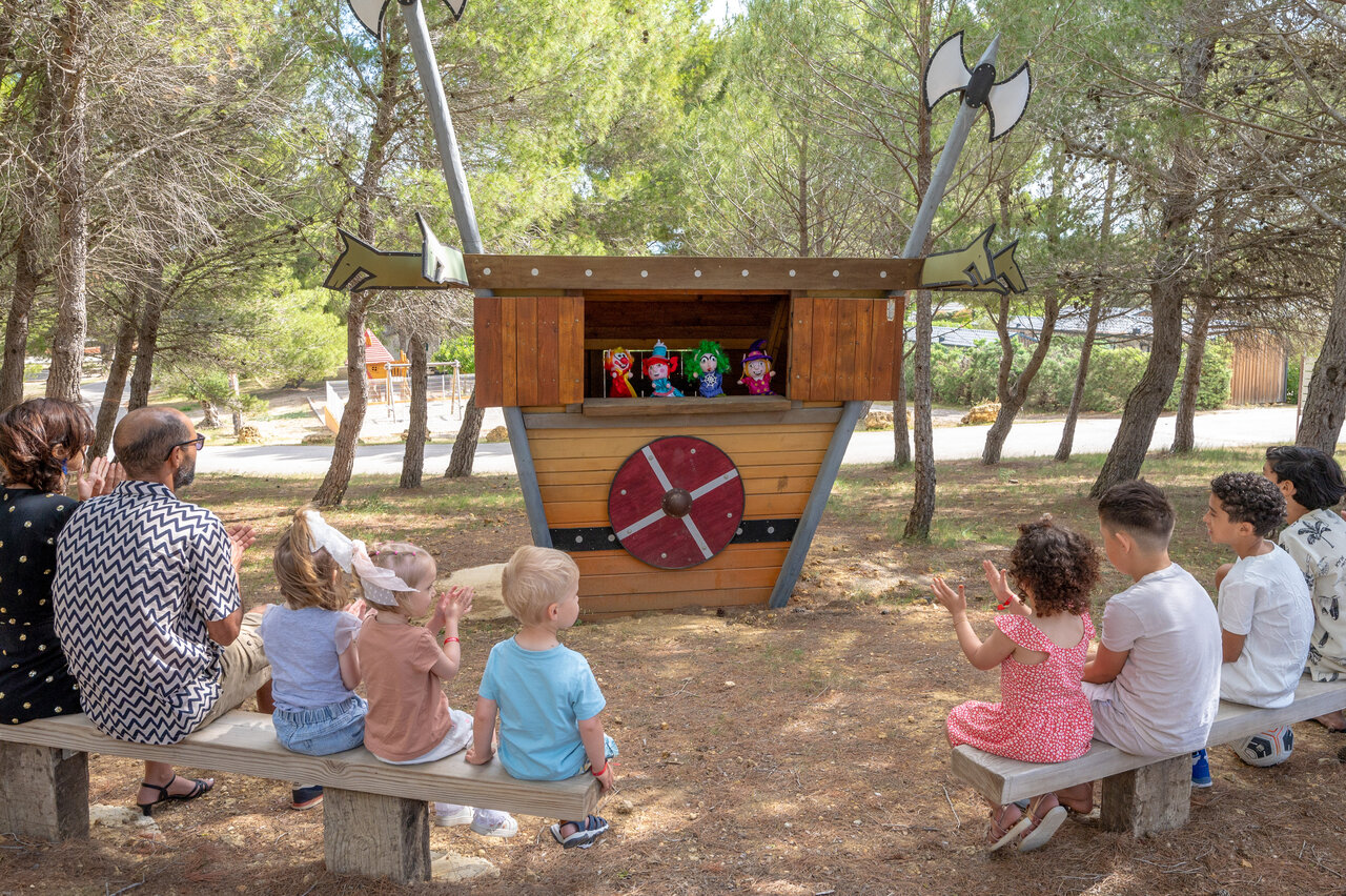Children's puppet show animation at CAPFUN La Nautique campsite in Narbonne (11).