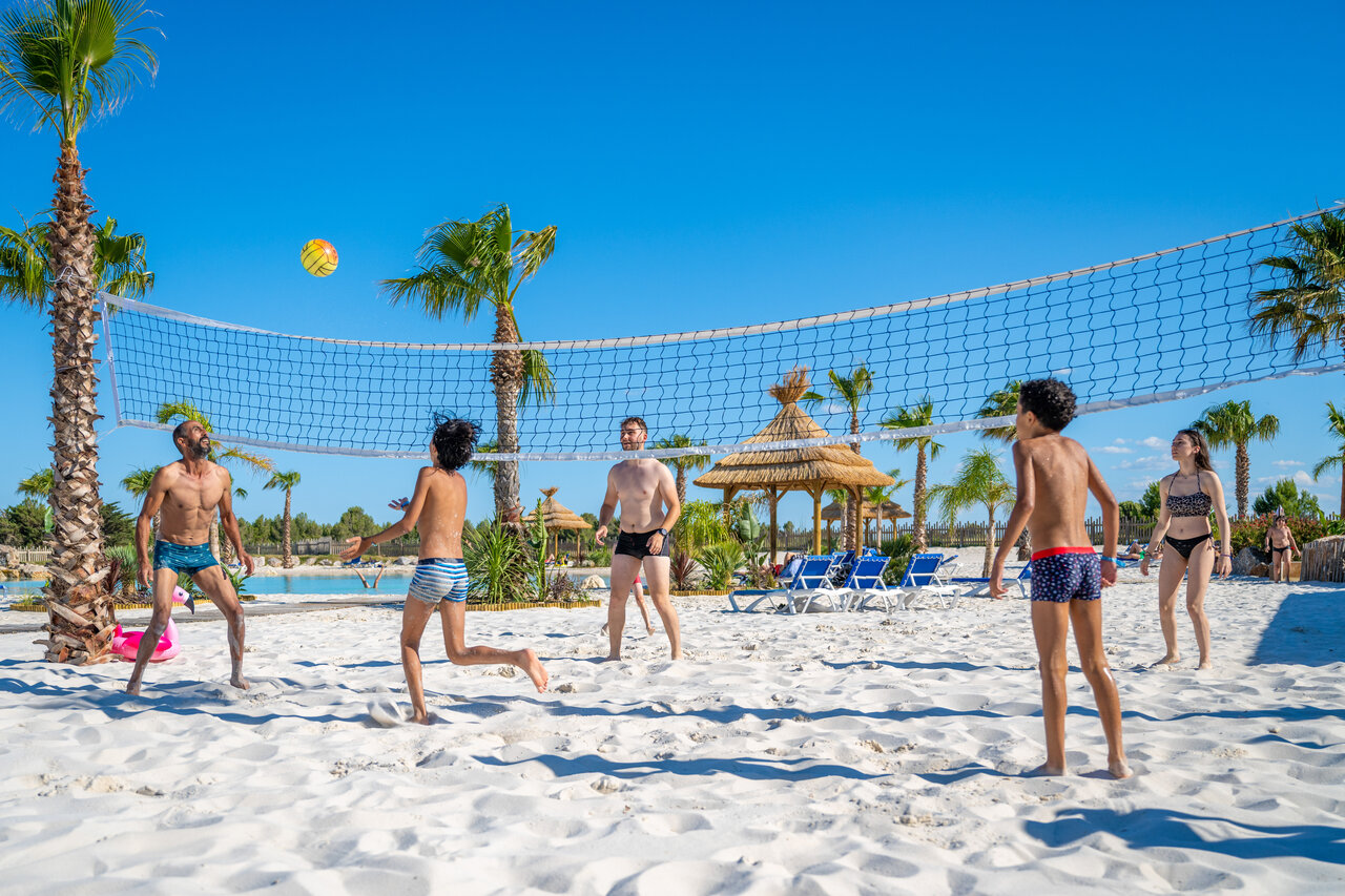Family playing beach volleyball on the fine sand beach at CAPFUN La Nautique campsite in Narbonne (11).