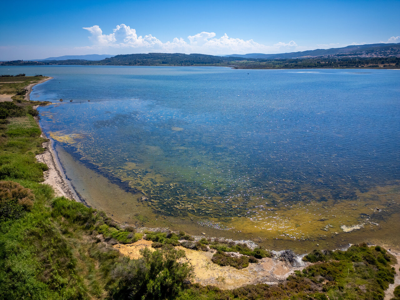 Natural lagoon and green shoreline at CAPFUN La Nautique campsite in Narbonne (11).