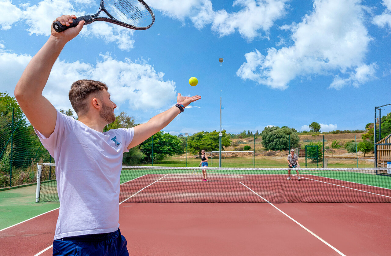 Tennis players on outdoor court at CAPFUN La Nautique campsite in Narbonne (11).