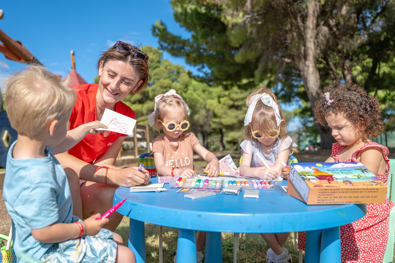 Drawing activity for children with animator at CAPFUN La Nautique campsite in Narbonne (11).