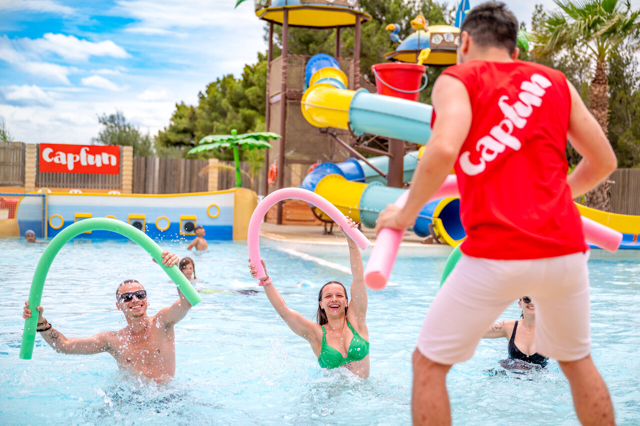 Lively water animation with entertainer and slides at CAPFUN La Nautique campsite in Narbonne (11).