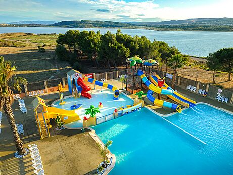 Bunte Wasserrutschen und Außenpool auf dem Campingplatz CAPFUN La Nautique in Narbonne (11).