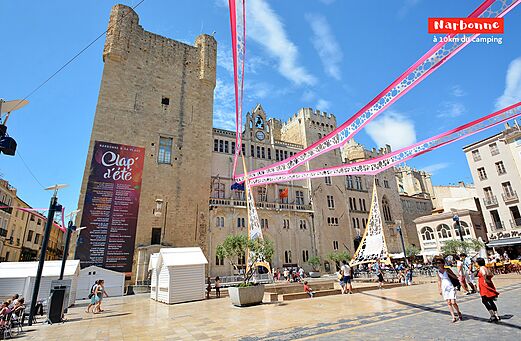 Stadhuisplein en Aartsbisschoppelijk Paleis in Narbonne, Occitani�.
