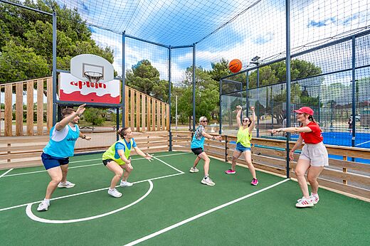 Multisportterrein met vakantiegangers die basketballen op camping CAPFUN La Nautique in Narbonne (11).