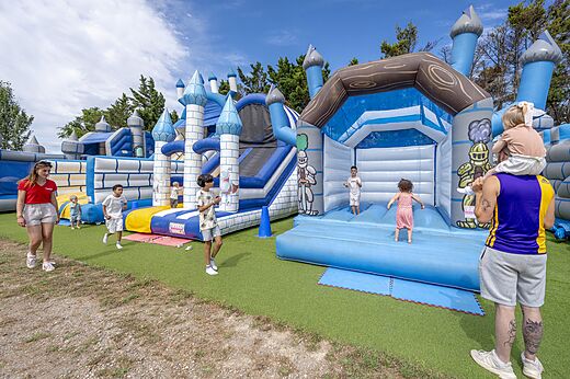 Riesige Hüpfburgen für Kinder auf dem Campingplatz CAPFUN La Nautique in Narbonne (11).