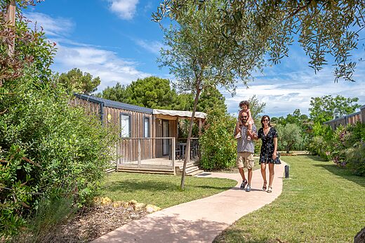 Modern Mobil-home met overdekt terras op camping CAPFUN La Nautique in Narbonne (11).