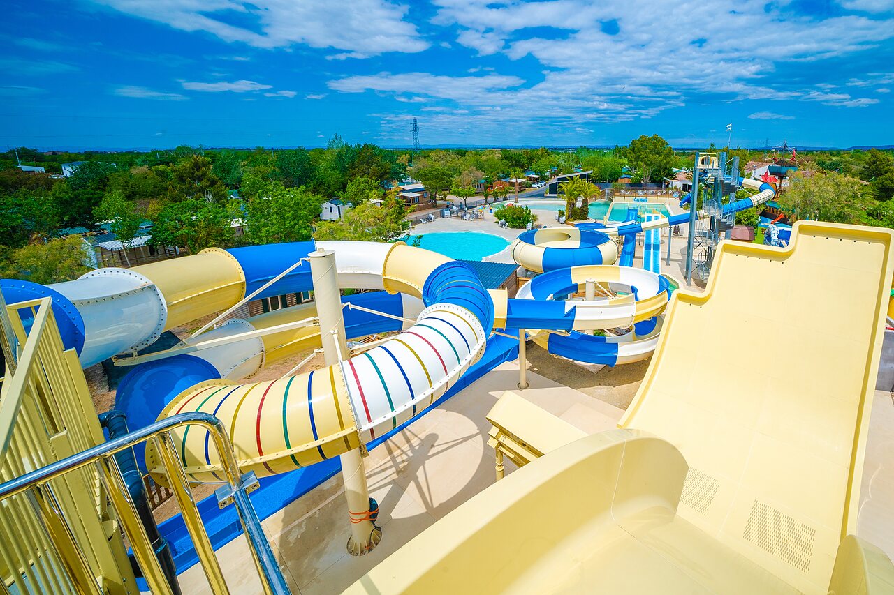 Gro�e bunte Wasserrutschen und Pools auf dem Campingplatz CAPFUN La Nina in Agde (34).