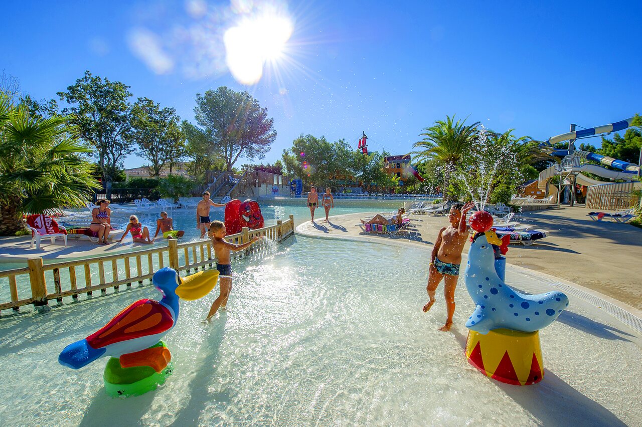 Schwimmbad, Wasserspiele und Rutschen f�r Kinder auf dem Campingplatz CAPFUN La Nina in Agde.