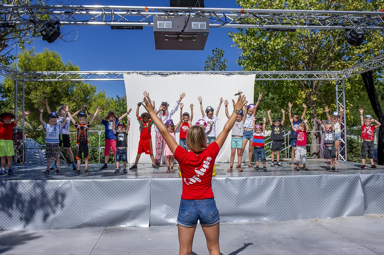 Kinderanimation auf Au�enb�hne auf Camping CAPFUN La Nina in Agde (34).