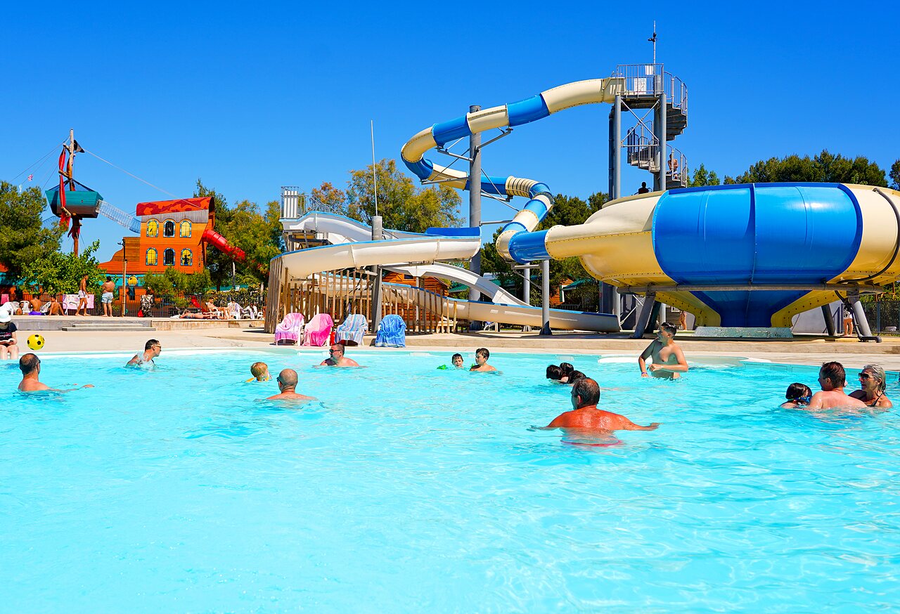 Wasserrutschen und gro�er Au�enpool auf dem Campingplatz CAPFUN La Nina in Agde (34).