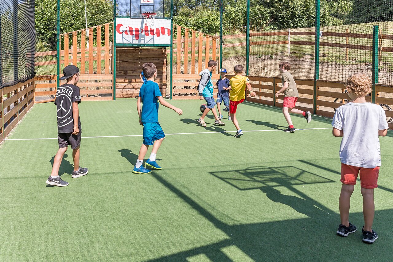 Kinder spielen Fu�ball auf Capfun Multisportplatz im Camping CAPFUN La Nina in Agde (34).